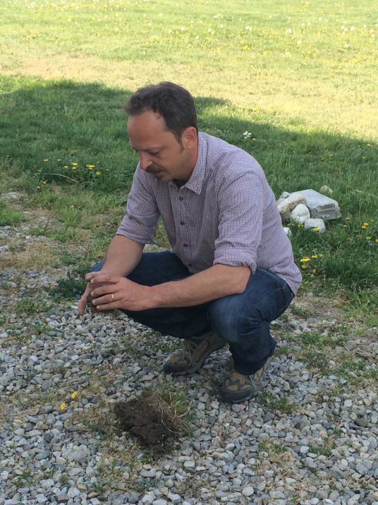 Stefano Pescarono showing students at UNISG in Pollens how to examine a clump of soil